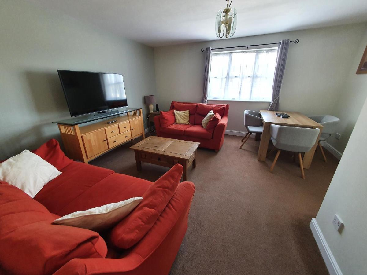 Entire 2 Bedroom Apartment Free Parking Saffron Walden Bagian luar foto