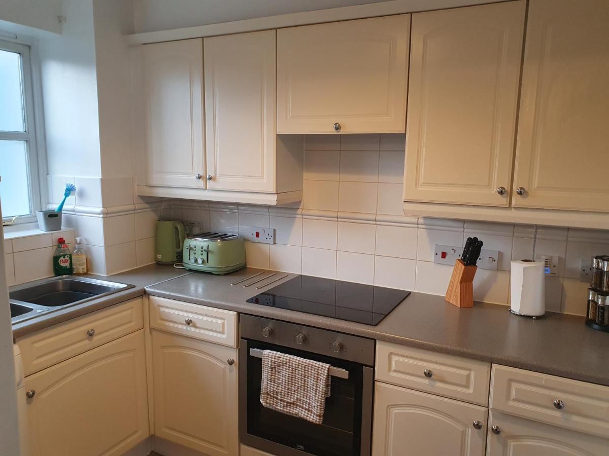 Entire 2 Bedroom Apartment Free Parking Saffron Walden Bagian luar foto